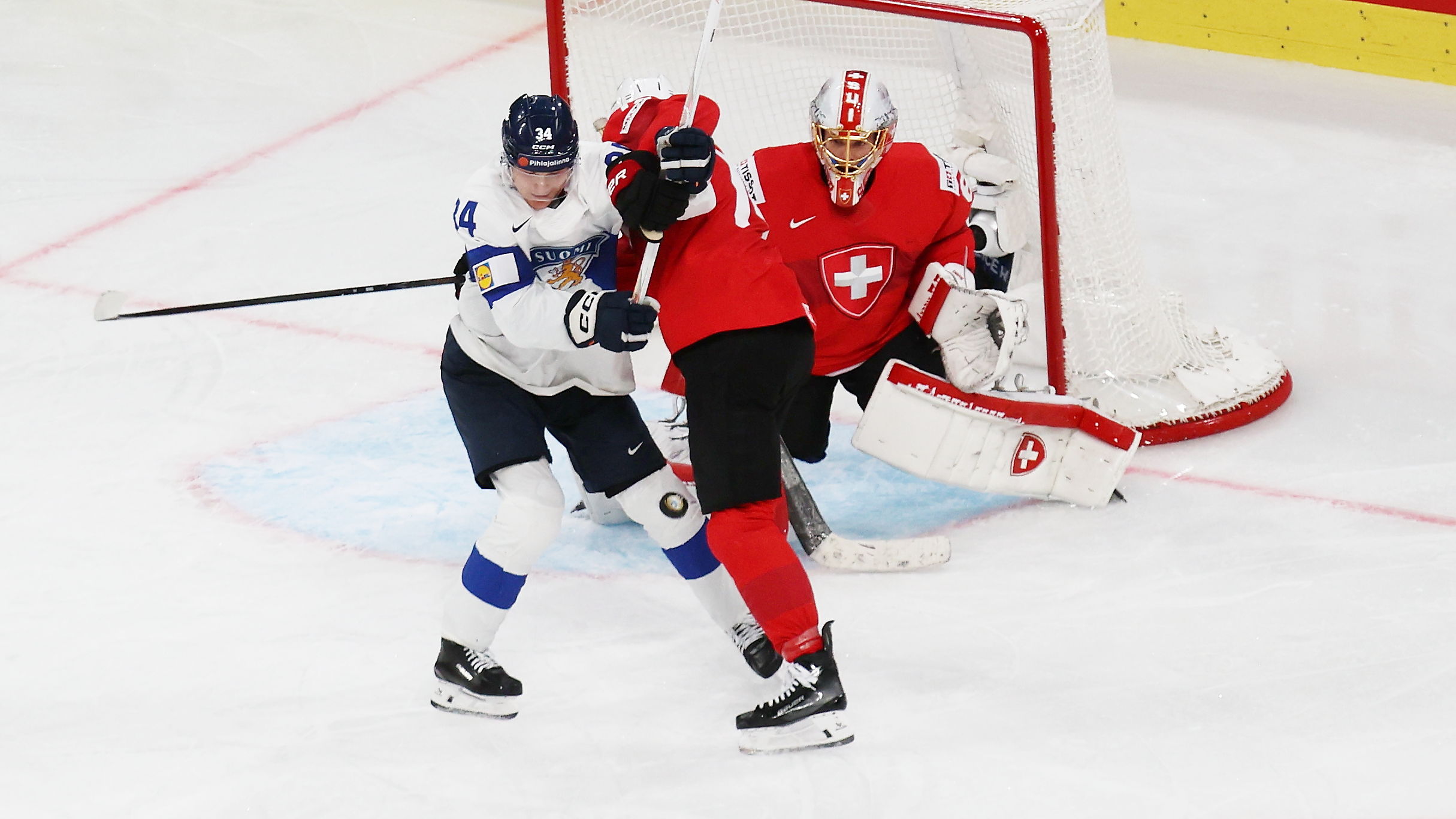 Aatu Räty #34, Leonardo Genoni #63, IIHF World Championship 2026 Final SUI - FIN, Swiss Life Arena, Zürich | Quelle: © Puckfans.at / Andreas Robanser