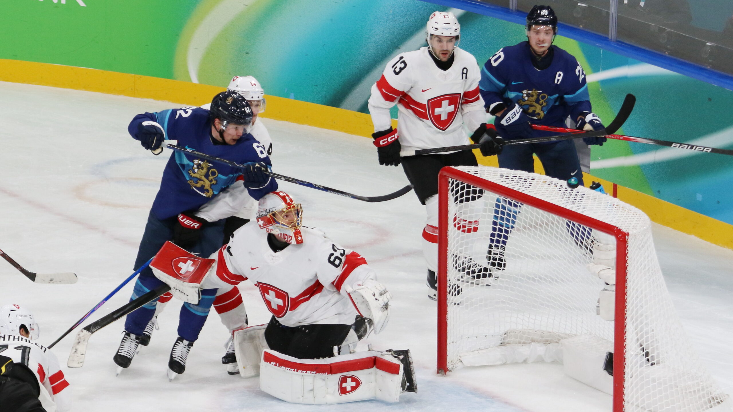 Artturi Lehkonen #62, Leonardo Genoni #63, Sebastian Aho #20, Nico Hischier #13, Olympic Games 2026 Mens QF FIN - SUI, Milano Rho Ice Park | Quelle: © Puckfans.at / Andreas Robanser