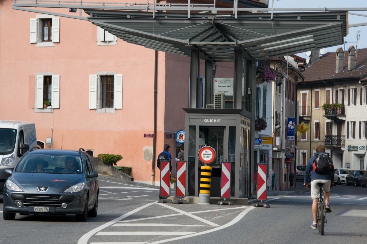 Border crossing in the center of the village of Saint-Gingolph situated in France and in Switzerland | Quelle: EU-Kommission - Audiovisueller Dienst - CE - Service audiovisuel - Johanna Leguerre - Europäische Union , 2011