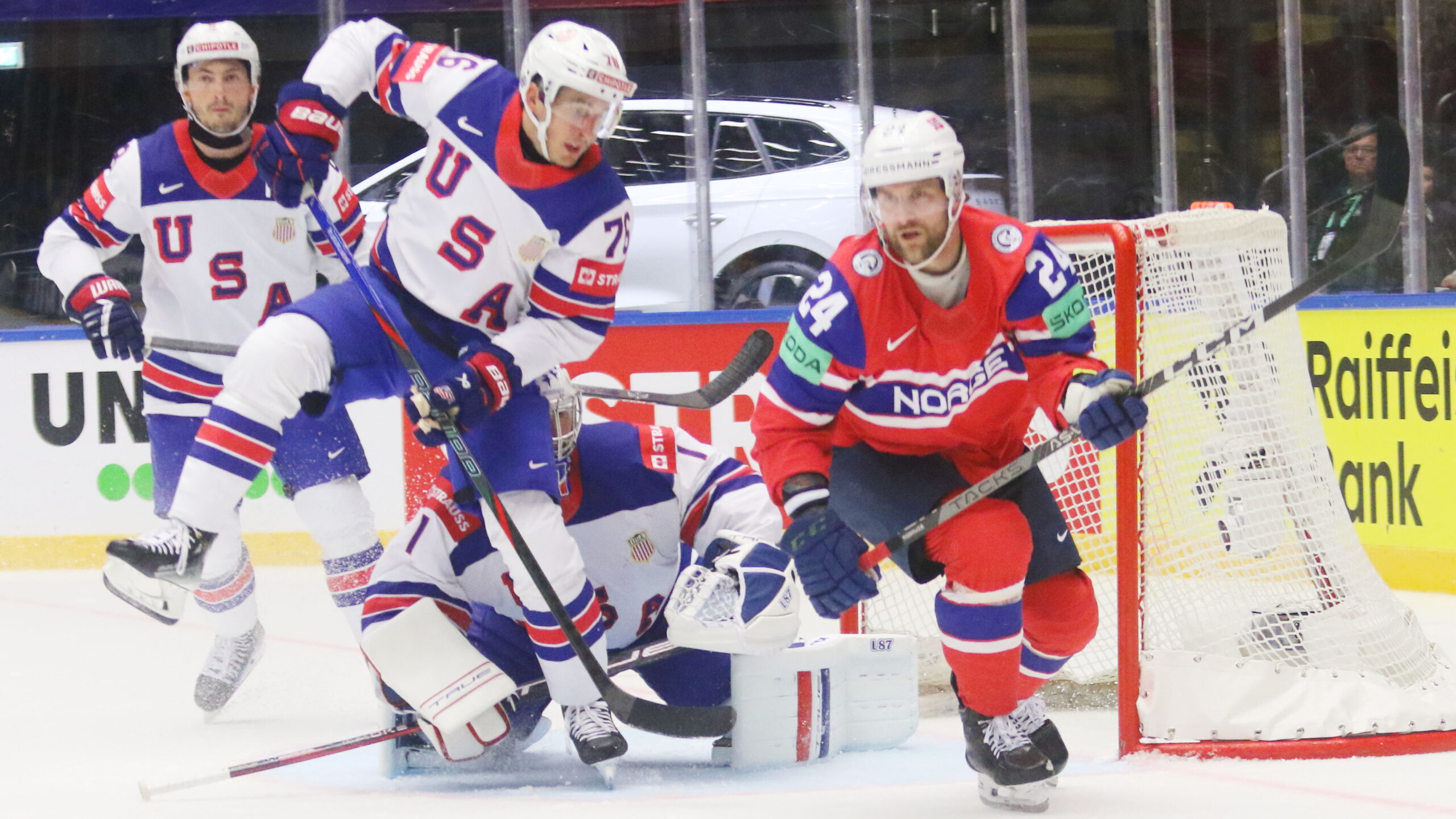 Brady Skjei #76, Jeremy Swayman #1, Jacob Berglund #24, IIHF World Championship 2025 USA - NOR Jyske Bank Boxen, Herning, | Quelle: © Puckfans.at / Andreas Robanser