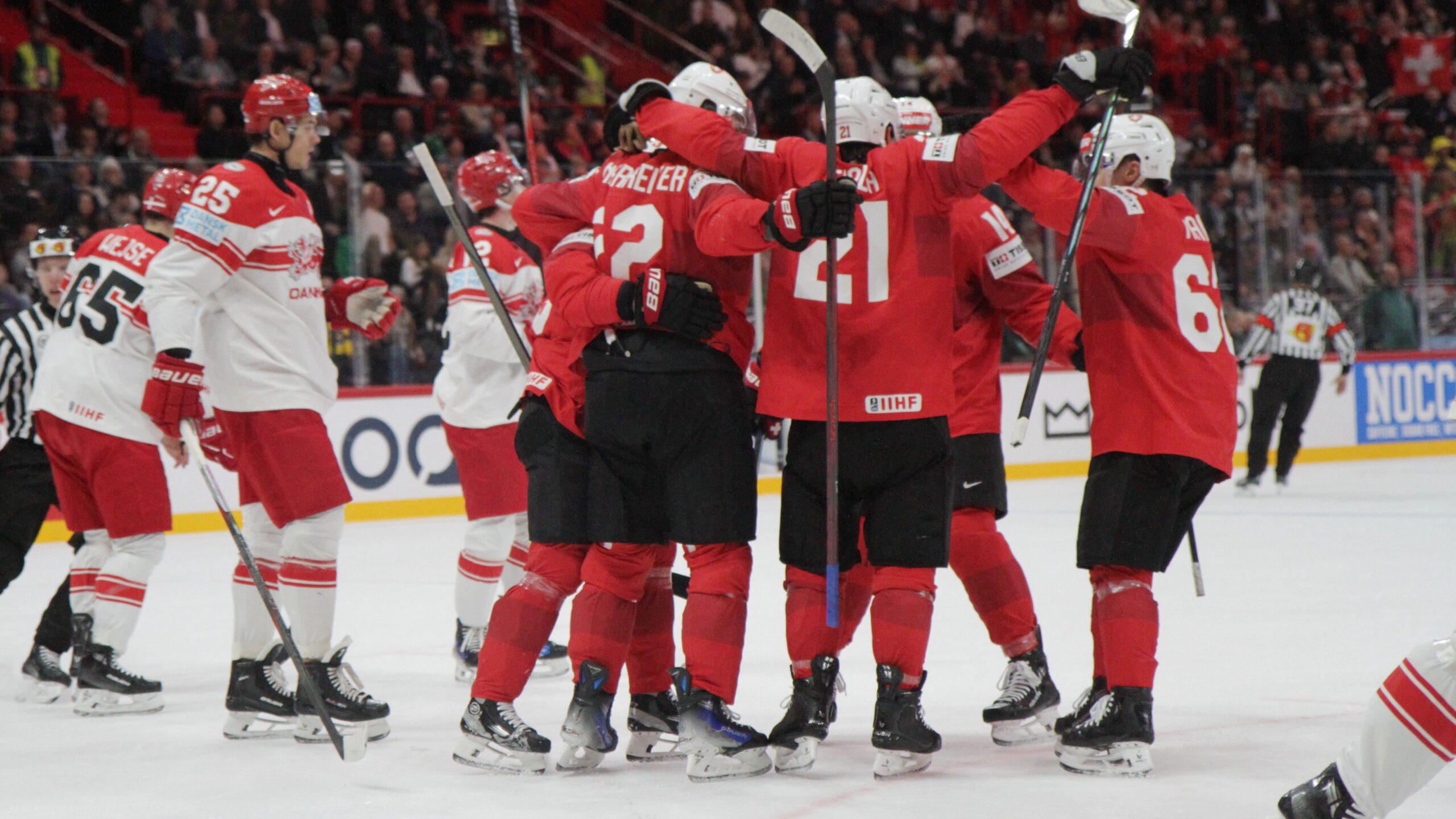 Christian Wejse #65, Oliver Lauridsen #25, Nino Niederreiter #22, Kevin Fiala #21, IIHF World Championship 2025 Semifinal SUI - DEN | Quelle: © Puckfans.at / Andreas Robanser