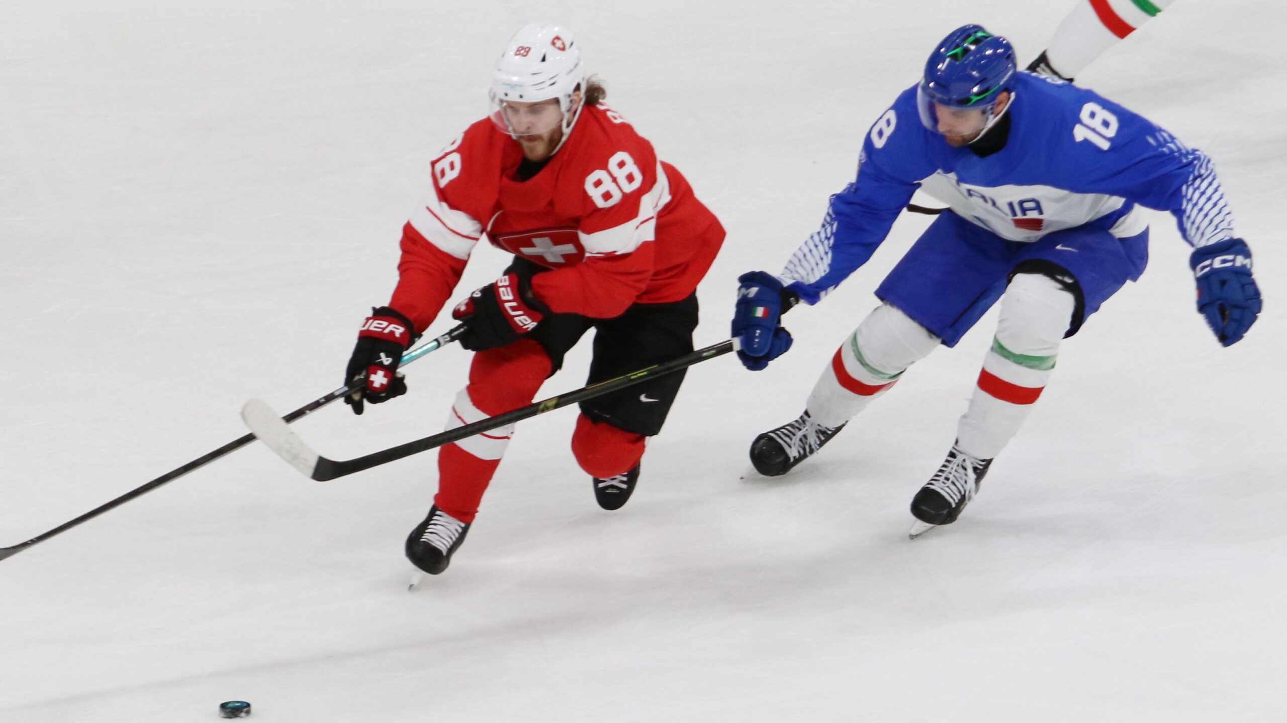 Christoph Bertschy #88, Nick Saracino #18, Olympic Games 2026 Mens QG SUI - ITA, Milano Rho Ice Arena | Quelle: © Puckfans.at / Andreas Robanser