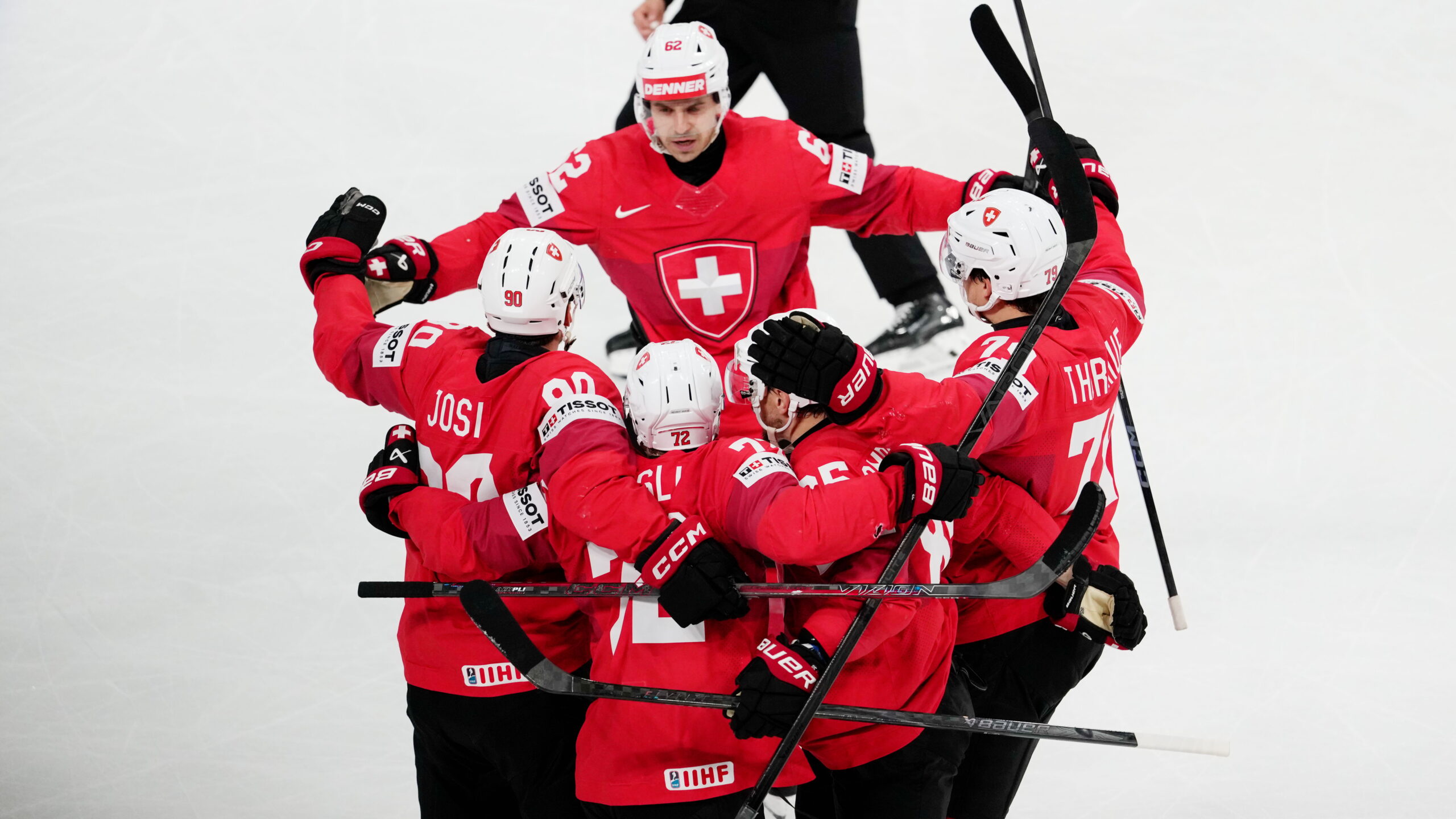Bildbeschreibung | Quelle: Denis Malgin #62, Roman Josi #90, Dominik Egli #72, Sven Andrighetto #85, Calvin Thürkauf #79, IIHF World Championship 2026 QF SUI - SWE, Swiss Life Arena, Zürich