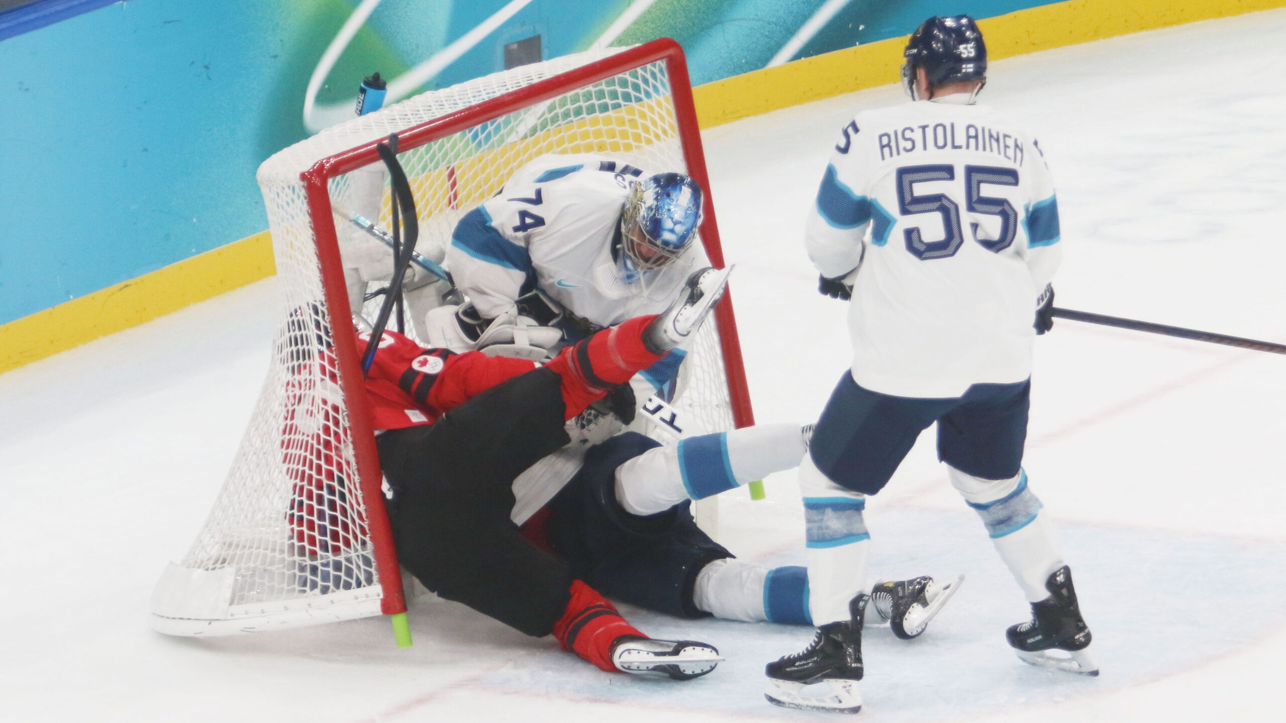 Devon Toews #9, Juuse Saros #74, Rasmus Ristolainen #55, Olympic Games 2026 Mens Semifinal CAN - FIN , Milano Santa Giulia Arena | Quelle: © Puckfans.at / Andreas Robanser