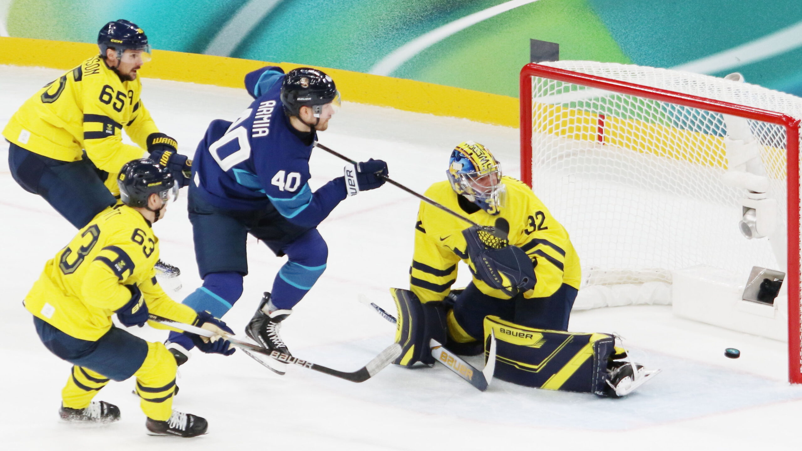 Erik Karlsson #65, Jesper Bratt#63, Joel Armia #40, Filip Gustavsson #32, Olympic Games 2026 Mens Hockey FIN - SWE, Milano Santa Giulia Arena | Quelle: © Puckfans.at / Andreas Robanser