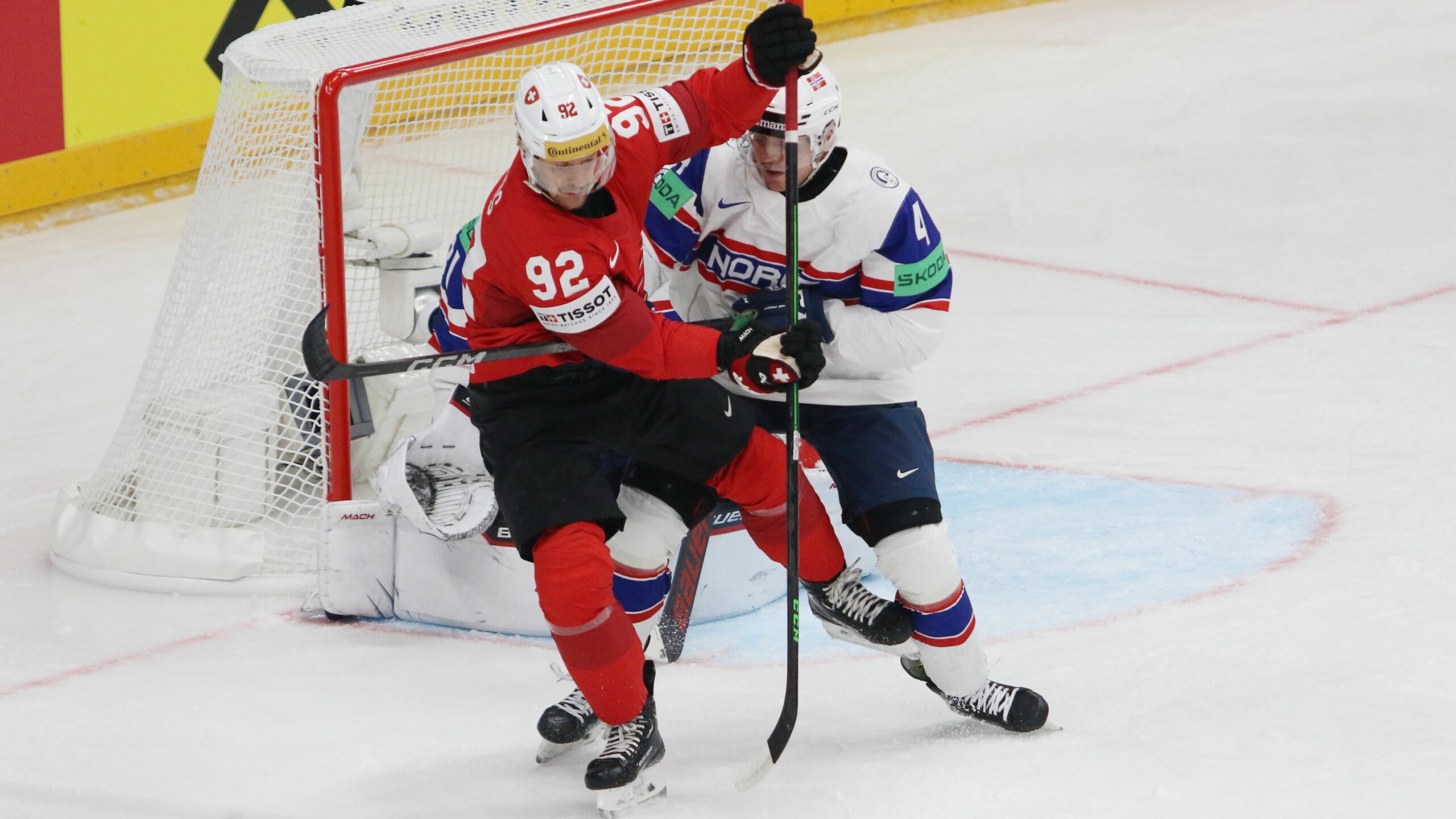 IIHF World Championship 2024 SUI - NOR Jonas Arntzen #3, Gaëtan Haas #92, Johannes Johannesen #4 Prague Arena, Prague CZE © Puckfans.at / Andreas Robanser | Quelle: