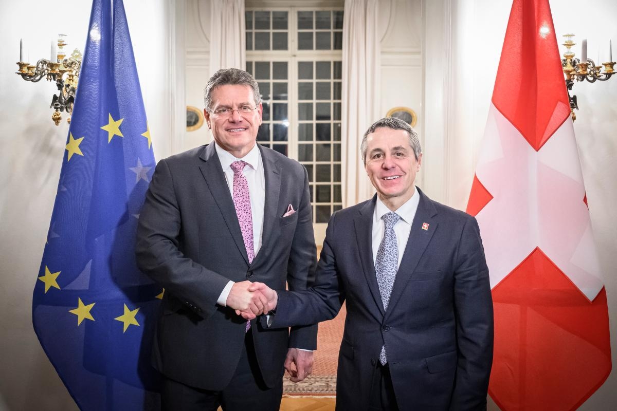 Handshake between Ignazio Cassis, on the left, and Maroš Šefčovič | Quelle: EU-Kommission - Audiovisueller Dienst - Gabriel Monnet - Europäische Union , 2023