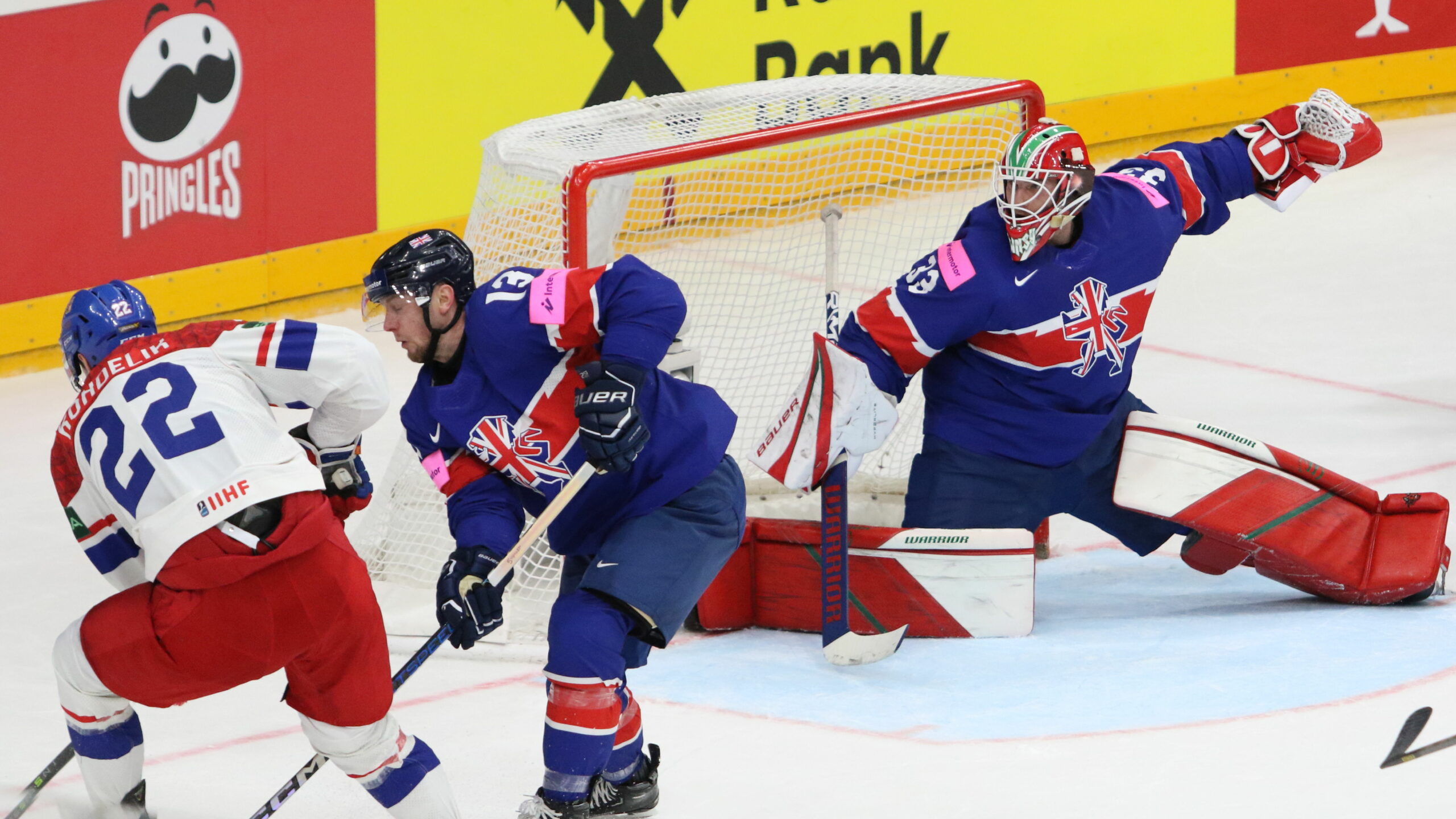IIHF World Championship 2024 CZE - GBR Jachym Kondelik #22, David Phillips #13, Ben Bowns #33 | Quelle: Andreas Robanser / Puckfans.at
