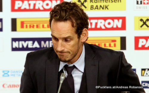 Patrick Fischer an einer Medienkonferenz | Quelle: Andreas Robanser  | Puckfans.at