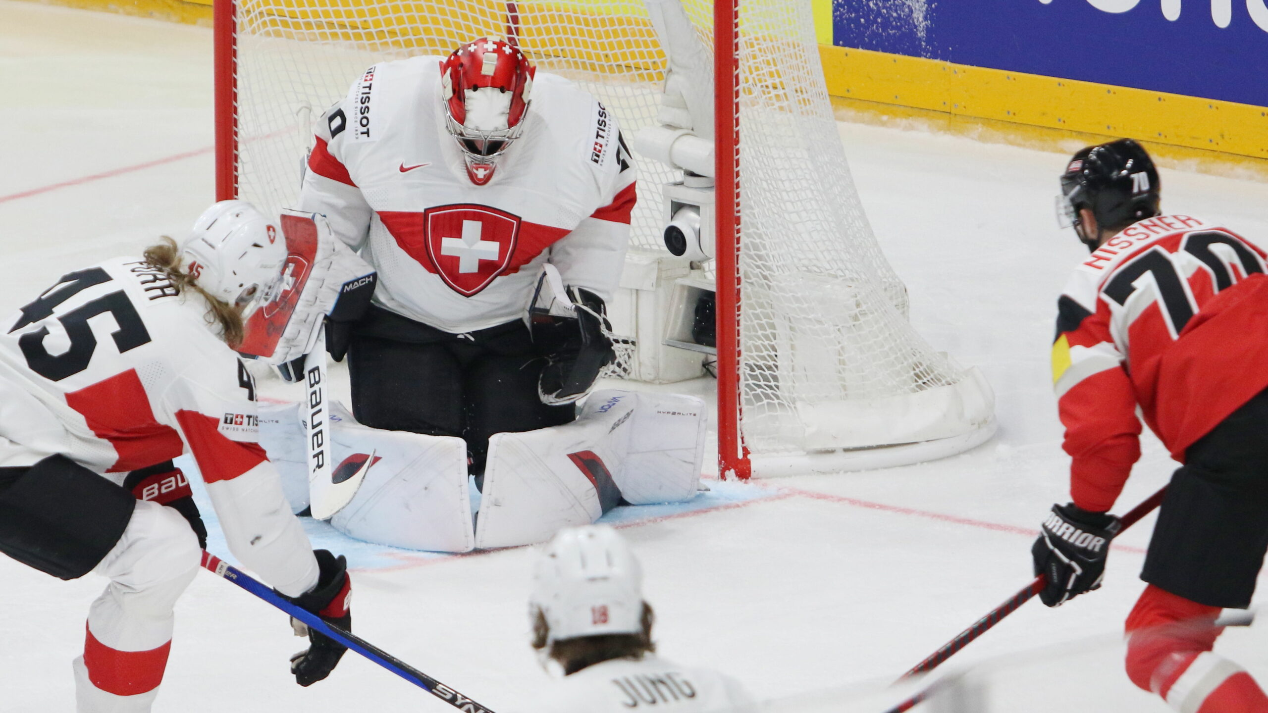 IHF World Championship 2024 AUT - SUI Michael Fora #45, Reto Berra #20, Benjamin Nissner #70 Prague Arena, Prague CZE © Puckfans.at / Andreas Robanser | Quelle: