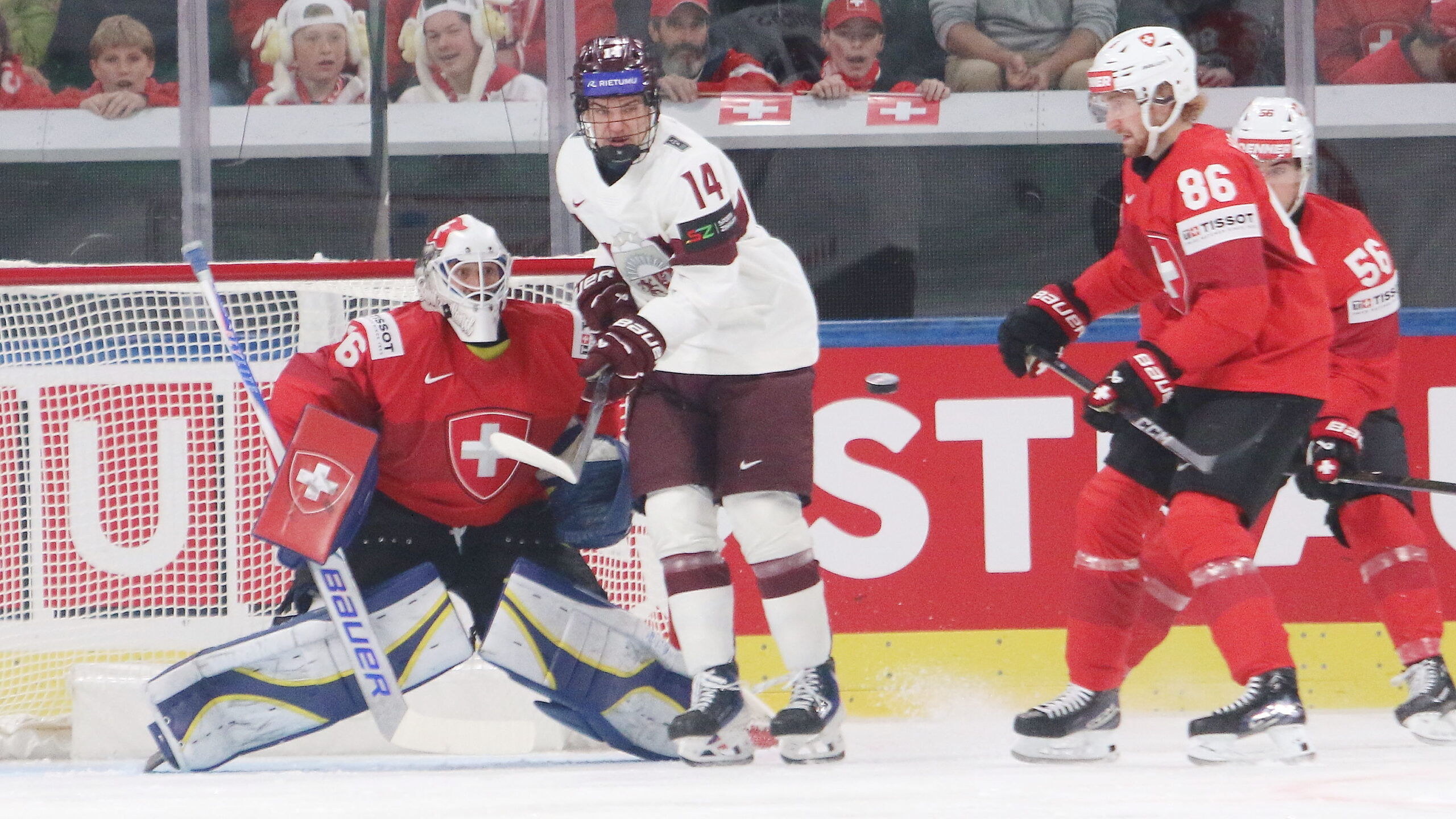 Sandro Aeschlimann  #26, Olivers Murnieks #14, Janis Moser #86,  IIHF World Championship 2026 SUI -LAT, Swiss Life Arena, Zürich © Puckfans.at / Andreas Robanser | Quelle:
