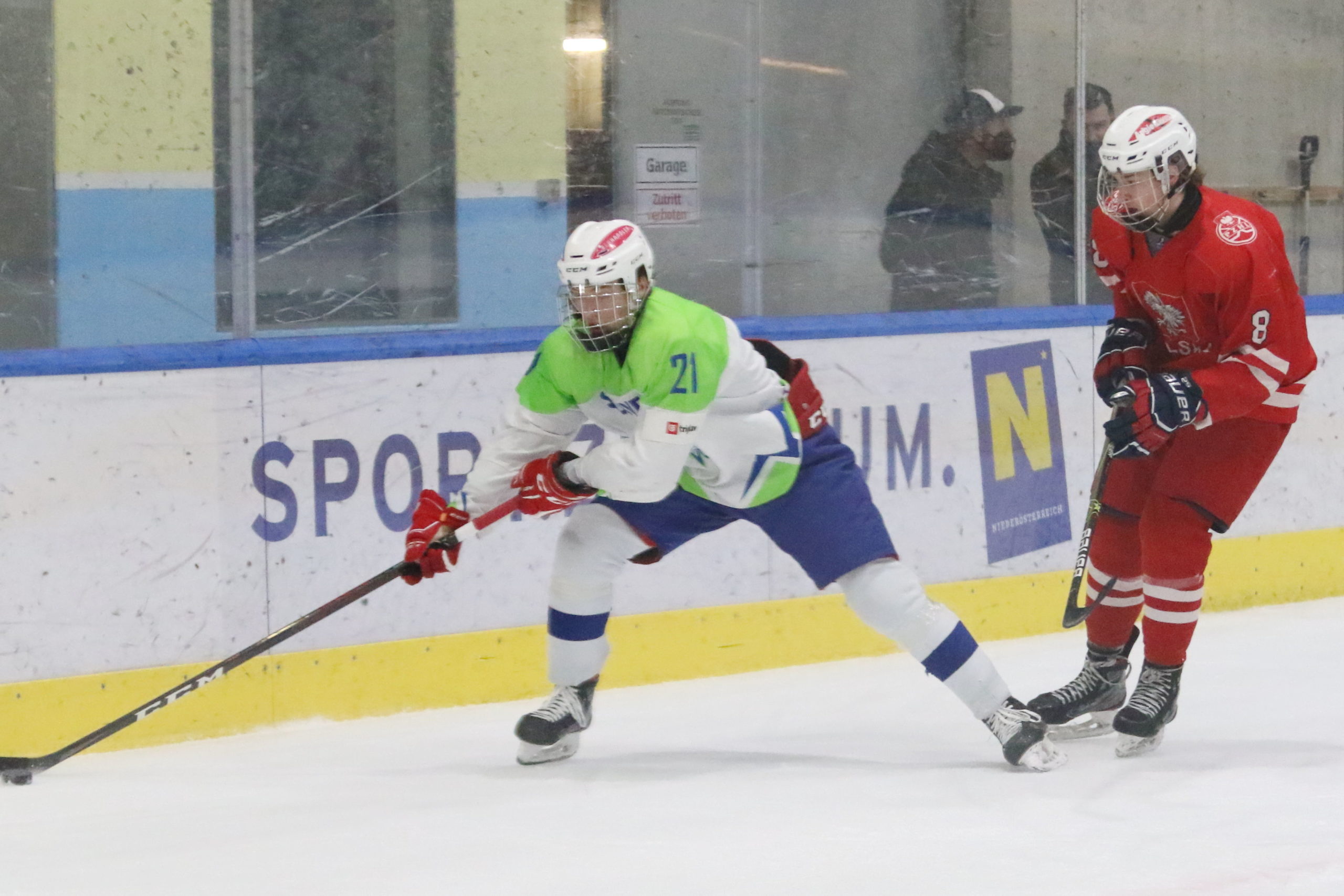 SLV U18 Poland - U18 Slovenia Nal Protmik #21, Jakub Michalski #8 Sport.Zentrum Niederösterreich | Quelle: © Puckfans.at/Andreas Robanser