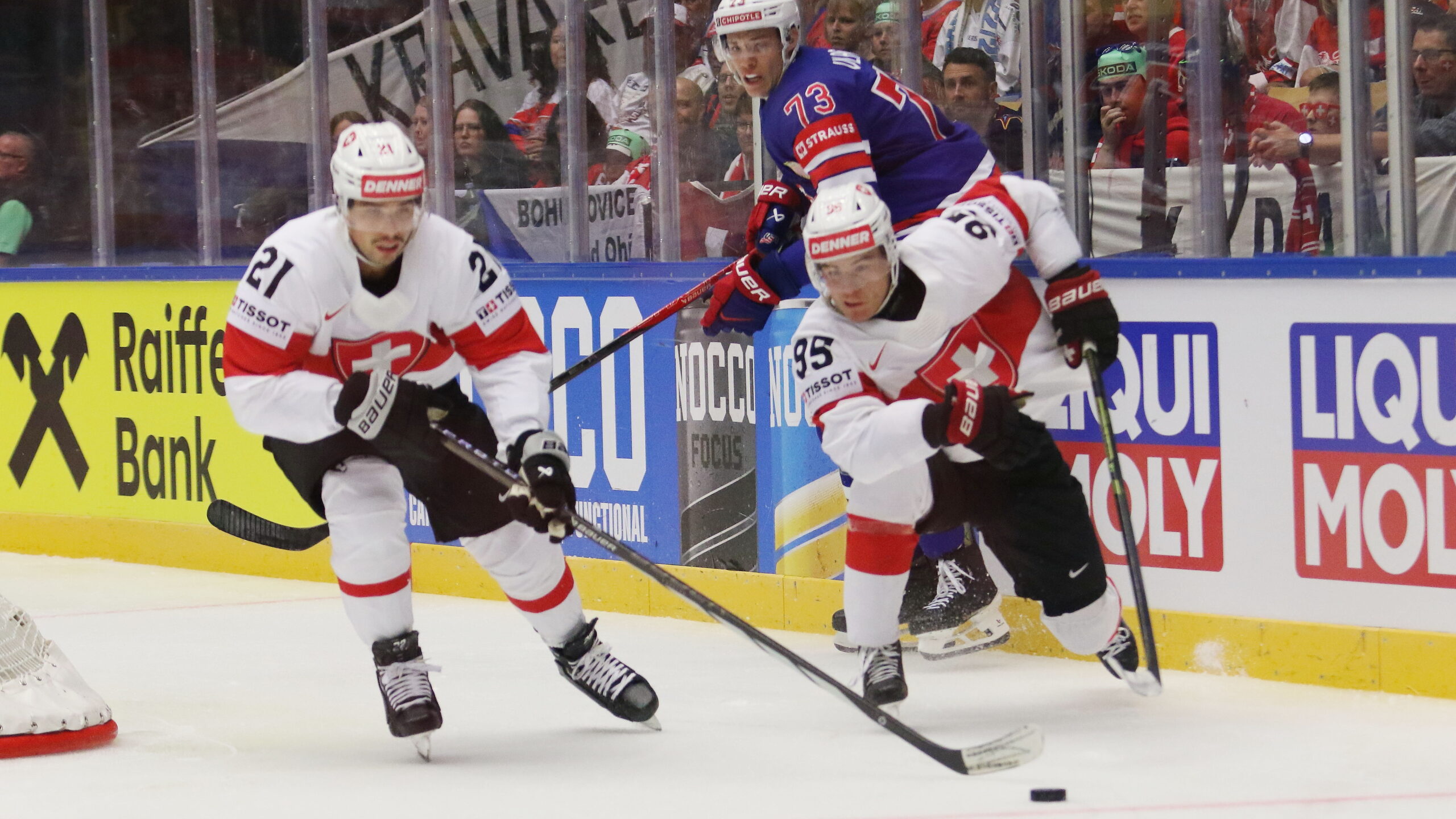 Kevin Fiala #21, Alex Vlasic #73, Tyler Moy #95, IIHF World Championship 2025 USA -SUI Jyske Bank Boxen, Herning,  © Puckfans.at / Andreas Robanser | Quelle: